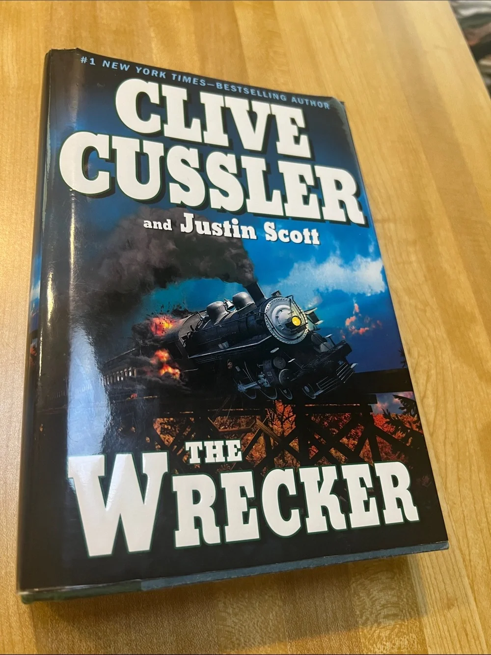 #3073**& Justin Scott The Wrecker - Blue Hardcover Book